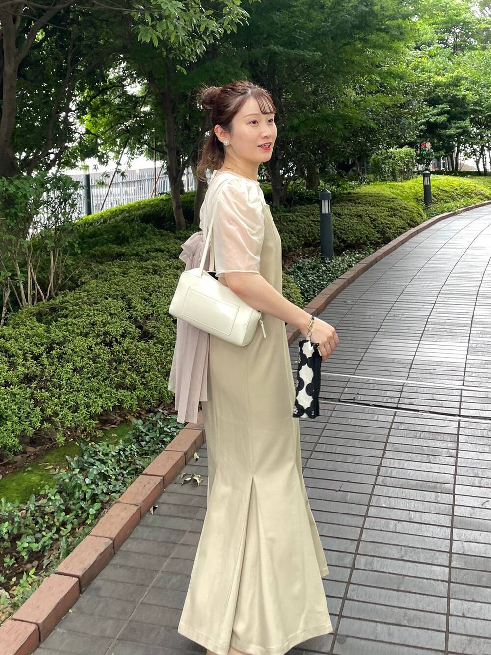 ホワイト系のTシャツ/カットソー、ベージュ系のワンピース、ベージュ系のネックレスを着用したレディースの夏コーディネートの3枚目の写真