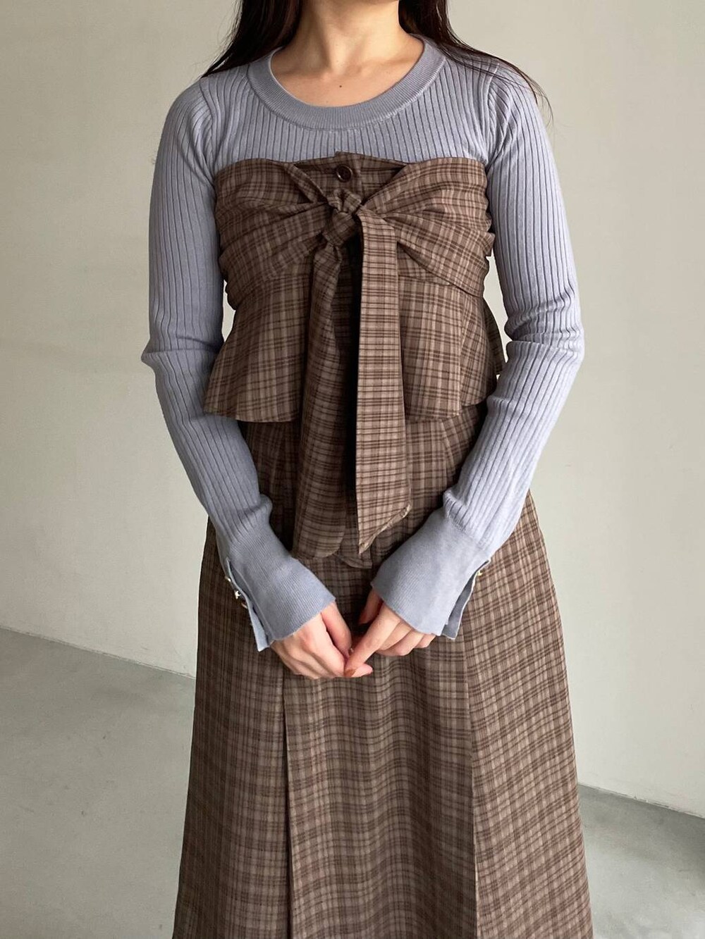 ホワイト系のブルゾン、ホワイト系のブーツ、ブラウン系のスカートを着用したレディースの冬コーディネートの7枚目の写真