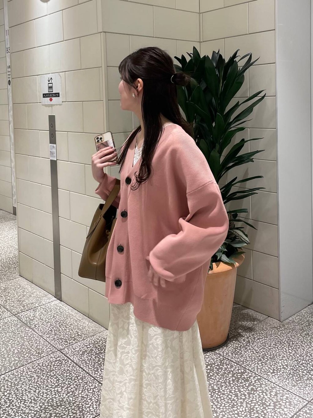 ホワイト系のタンクトップ、ベージュ系のパンプス、ホワイト系のワンピースを着用したレディースの春コーディネートの4枚目の写真