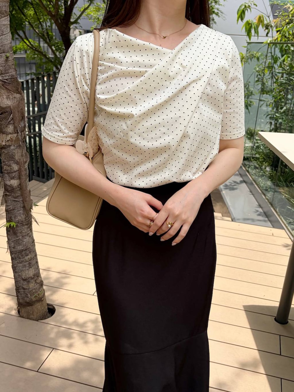 ホワイト系のTシャツ/カットソー、ブラウン系のサンダルを着用したレディースの夏コーディネートの5枚目の写真