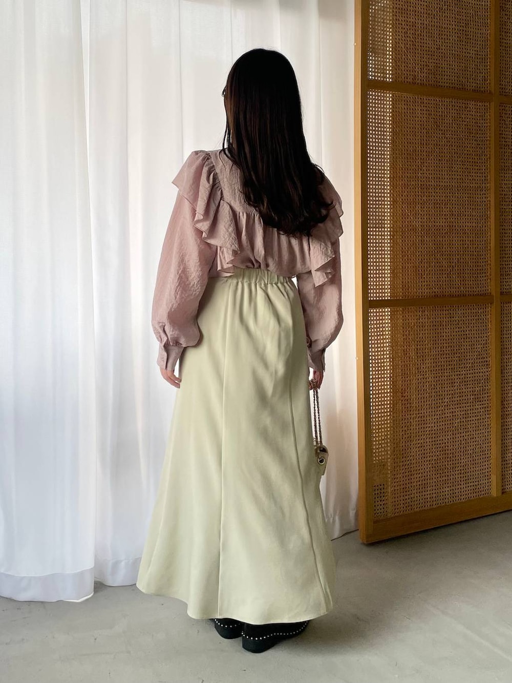 ブラック系のローファー、ホワイト系のショルダーバッグ、ホワイト系のスカートを着用したレディースの春コーディネートの2枚目の写真