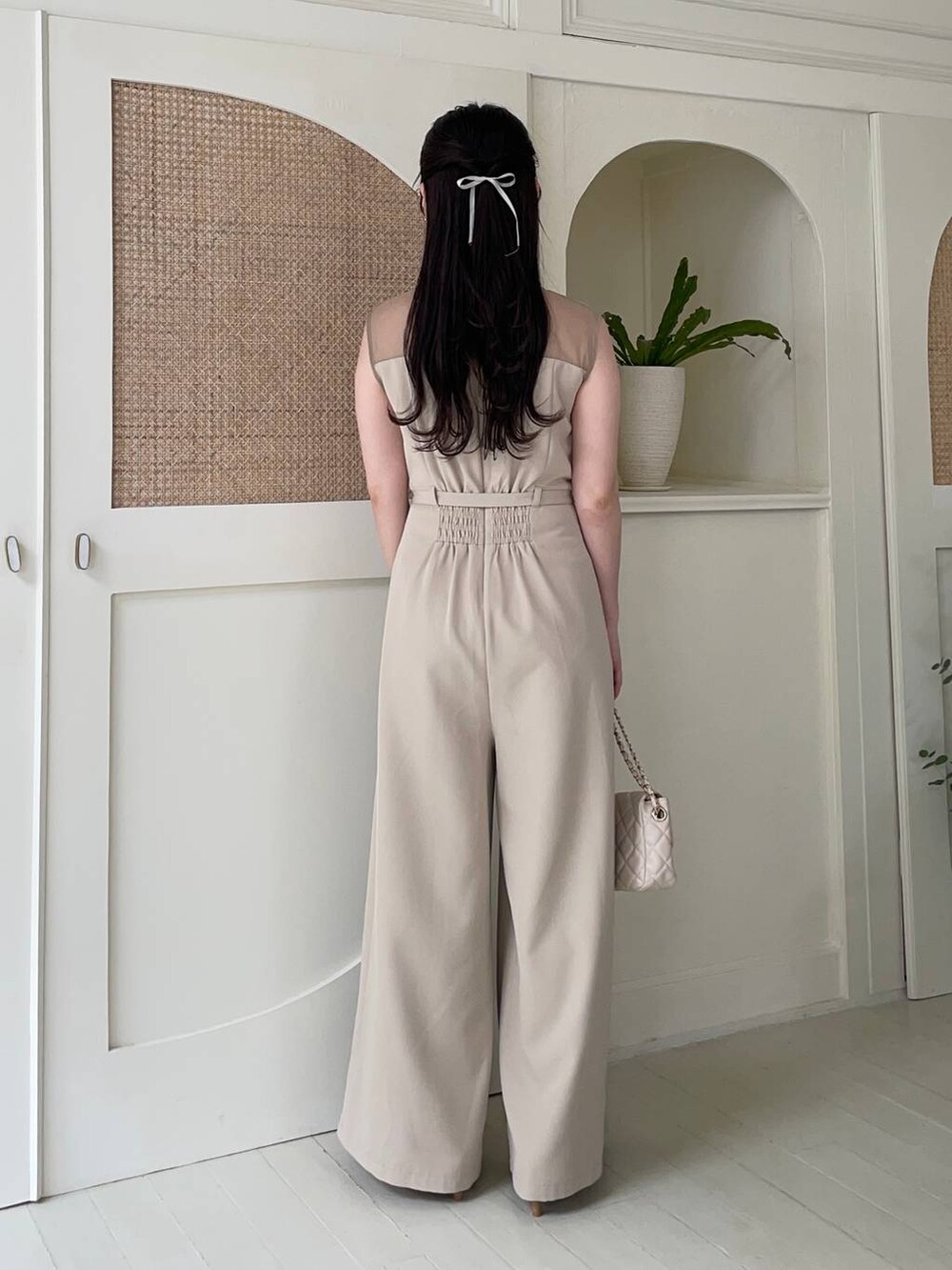 ベージュ系のパンプス、ホワイト系のショルダーバッグ、ベージュ系のつなぎ/オールインワンを着用したレディースの夏コーディネートの2枚目の写真