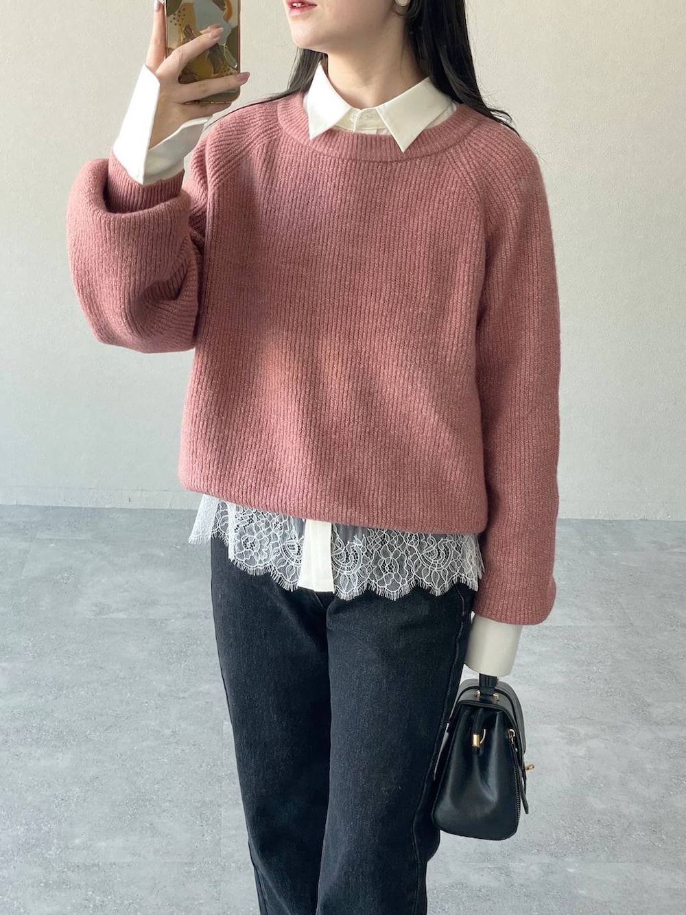 ピンク系のニット/セーター、ブラック系のローファー、ブラック系のショルダーバッグを着用したレディースの冬コーディネートの3枚目の写真