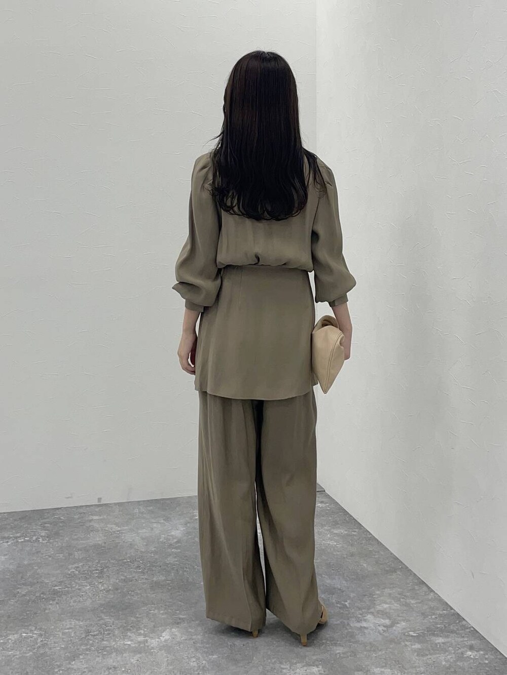 ベージュ系のハンドバッグ、ベージュ系のつなぎ/オールインワン、ベージュ系のパンプスを着用したレディースの秋コーディネートの2枚目の写真