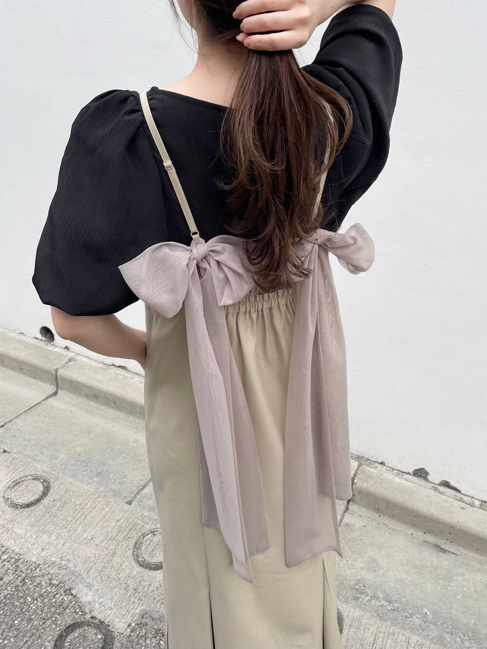 ブラック系のシャツ/ブラウス、ベージュ系のワンピースを着用したレディースの春コーディネートの6枚目の写真