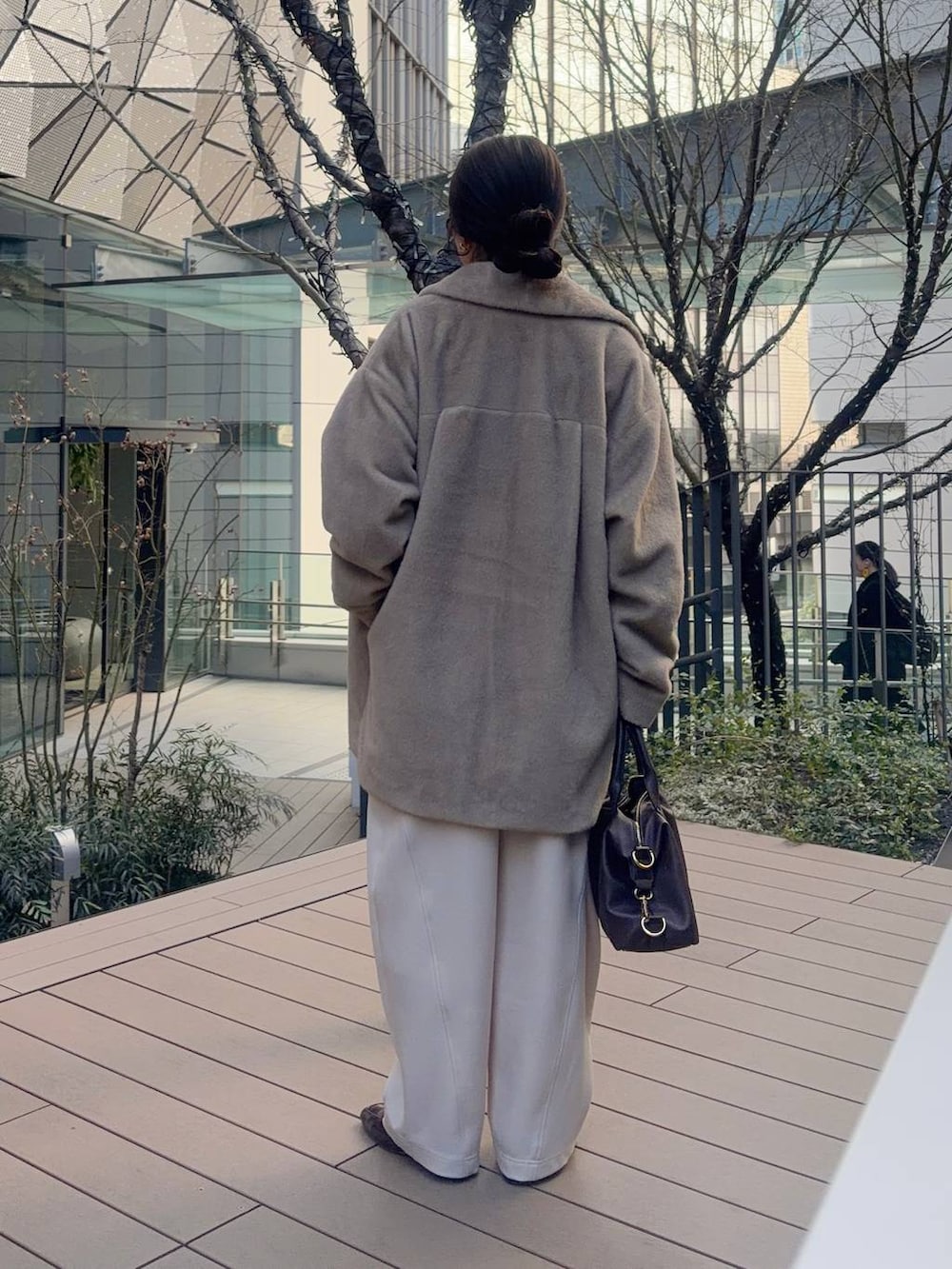 ブラウン系のボストンバッグ、ホワイト系のキャミソール、ホワイト系のその他パンツを着用したレディースの冬コーディネートの2枚目の写真