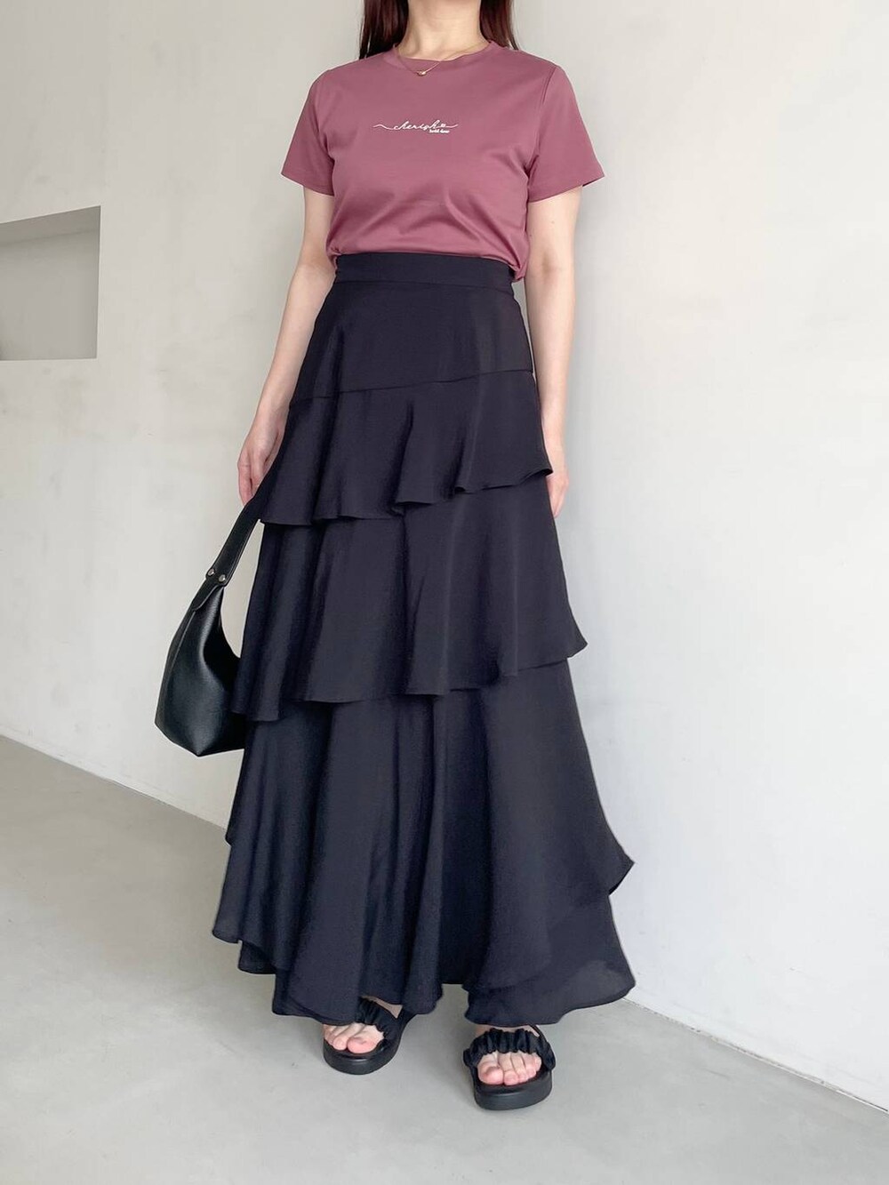 ブラック系のサンダル、ブラック系のショルダーバッグ、ブラック系のスカートを着用したレディースの夏コーディネートの4枚目の写真