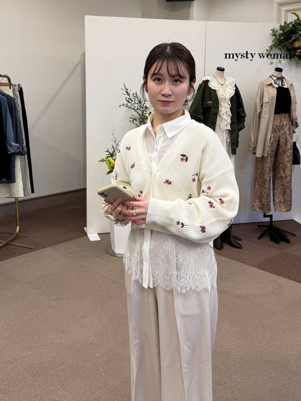 ホワイト系のスラックス、ホワイト系のアンサンブル、ホワイト系のシャツ/ブラウスを着用したレディースの冬コーディネートの2枚目の写真