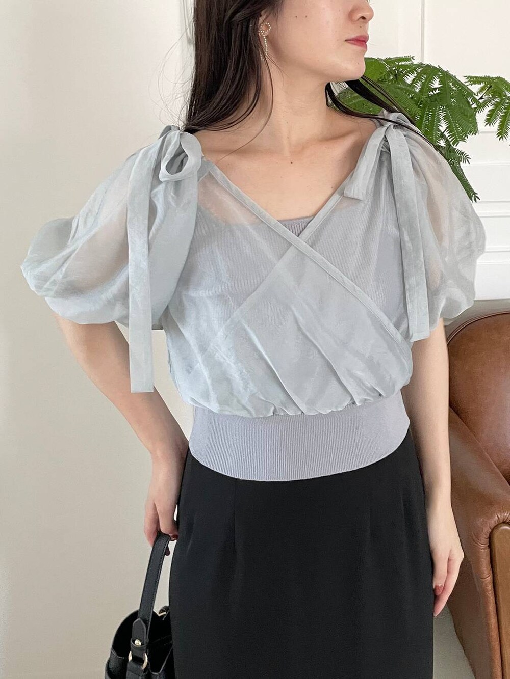 ブルー系のTシャツ/カットソー、ブラック系のショルダーバッグ、ブラック系のサンダルを着用したレディースの夏コーディネートの3枚目の写真