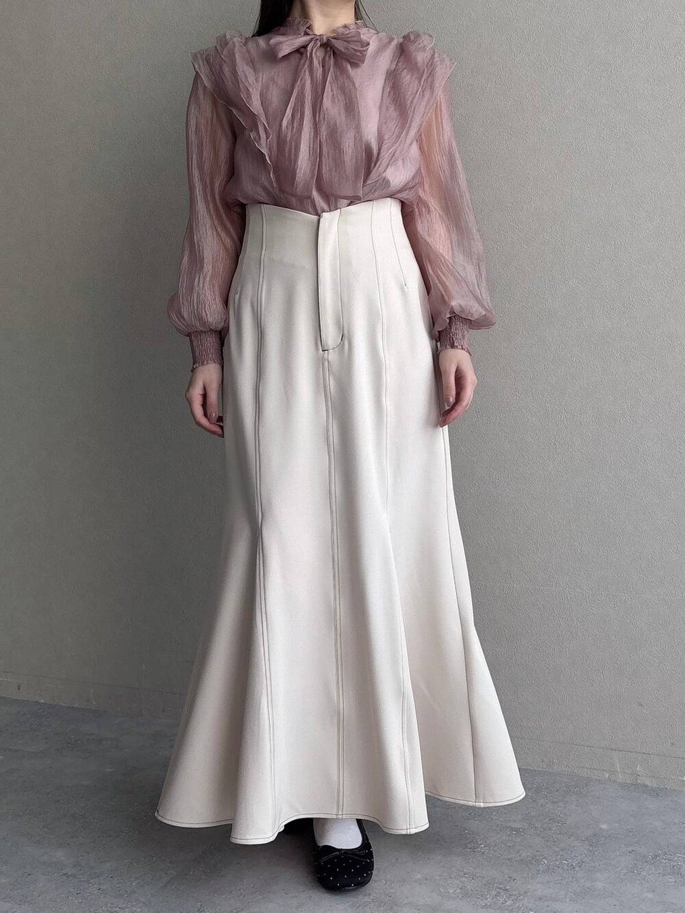 ホワイト系のショルダーバッグ、ブラック系のバレエシューズ、ホワイト系のスカートを着用したレディースの冬コーディネートの4枚目の写真