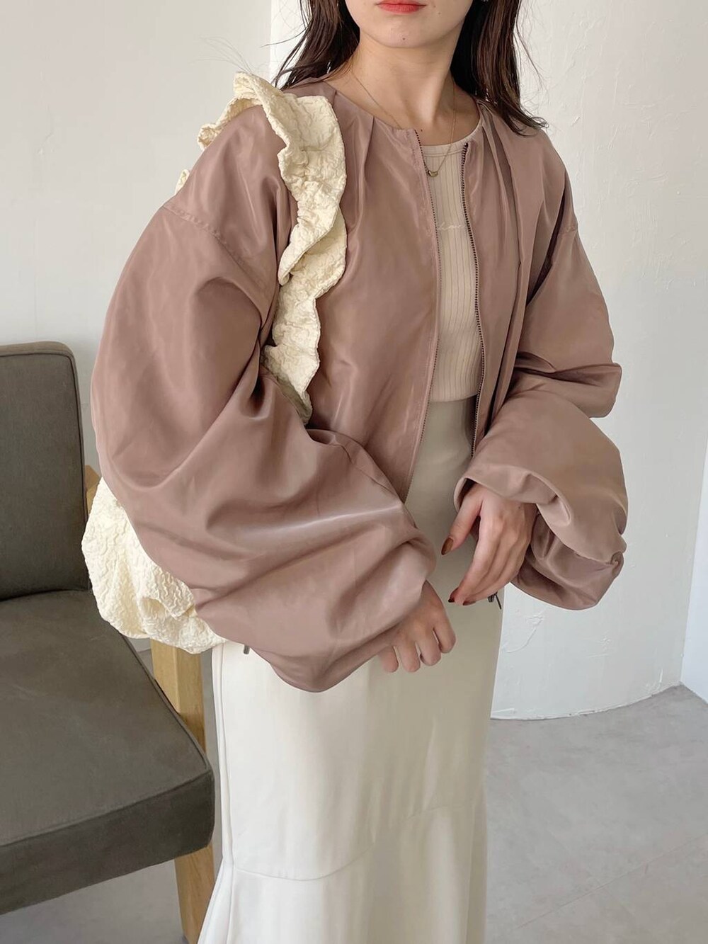 ホワイト系のハンドバッグ、ホワイト系のブーツ、ホワイト系のスカートを着用したレディースの秋コーディネートの3枚目の写真