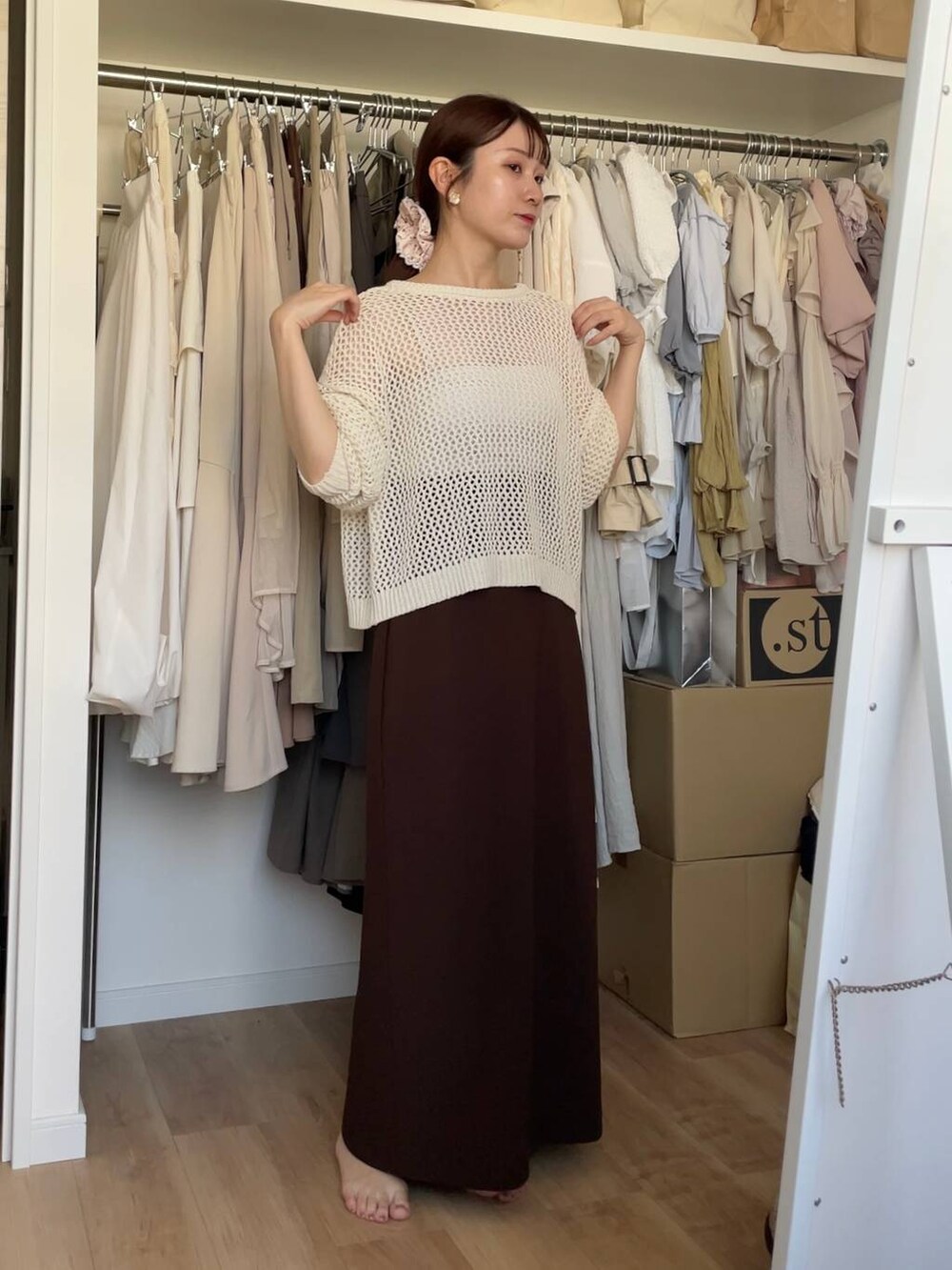 ホワイト系のニット/セーター、ブラウン系のスカートを着用したレディースの夏コーディネートの2枚目の写真
