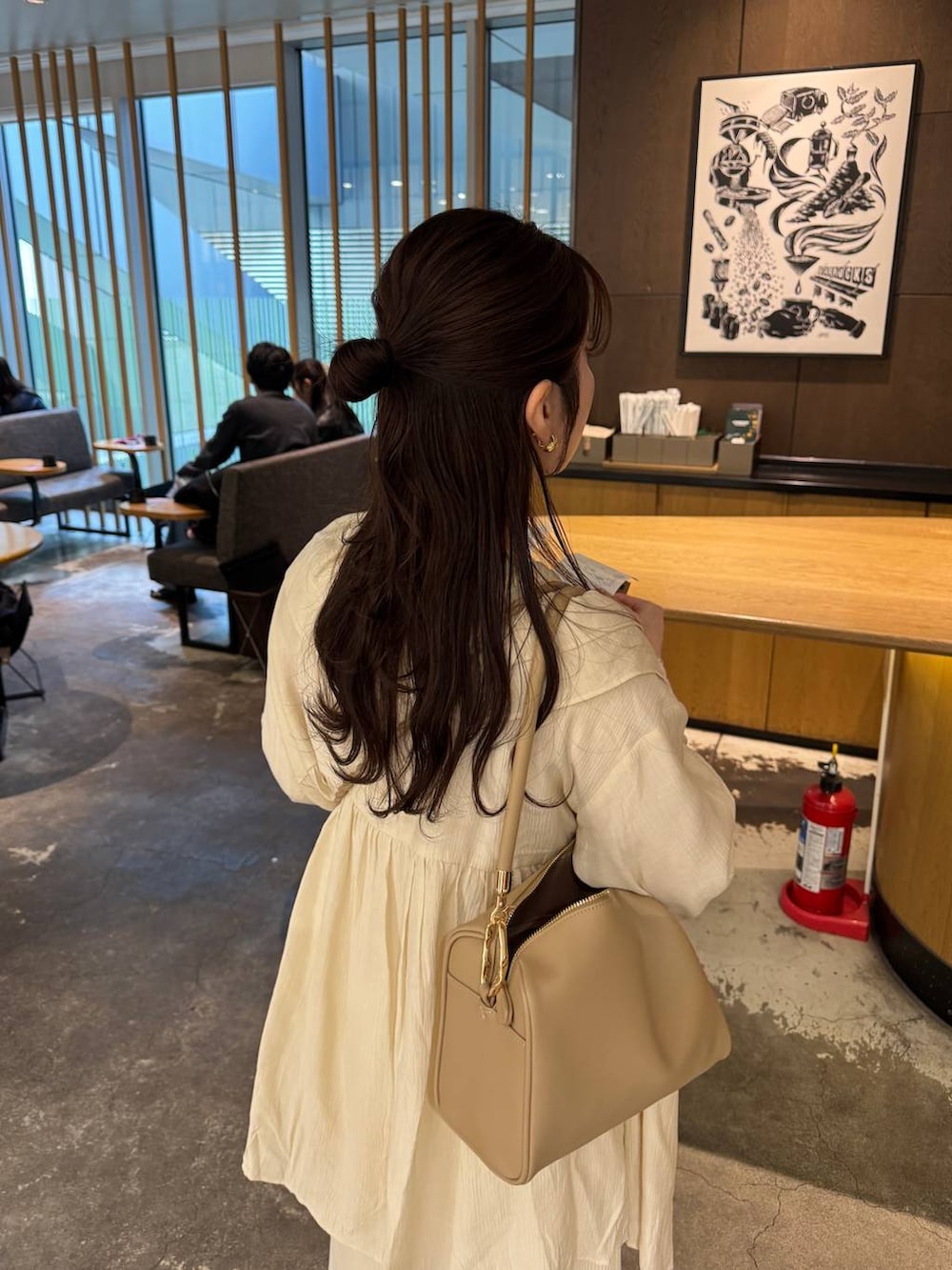 ゴールド系のボストンバッグ、ホワイト系のTシャツ/カットソー、ホワイト系のシャツ/ブラウスを着用したレディースの春コーディネートの3枚目の写真