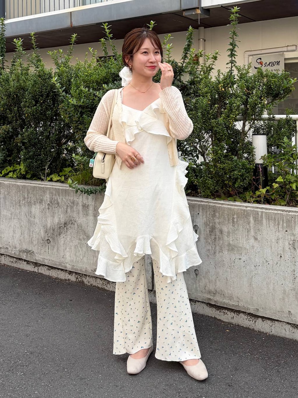 ホワイト系のその他パンツ、ホワイト系のチュニックを着用したレディースの夏コーディネートの2枚目の写真