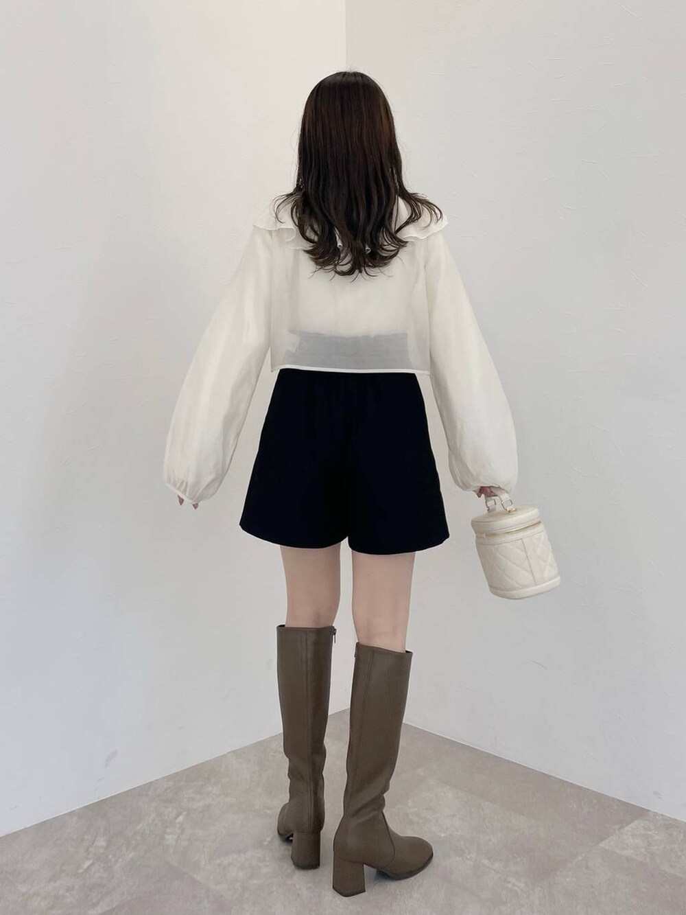 ホワイト系のショルダーバッグ、ブラック系のその他パンツ、ホワイト系のシャツ/ブラウスを着用したレディースの秋コーディネートの2枚目の写真