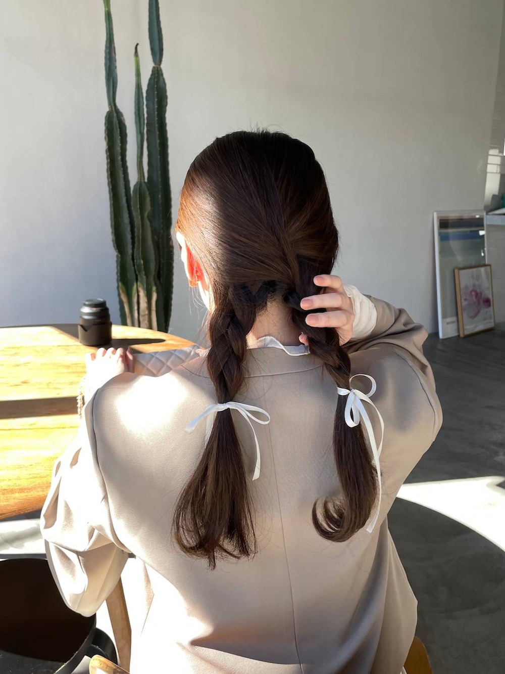 ホワイト系のドレス、ホワイト系のショルダーバッグ、ベージュ系のパンプスを着用したレディースの冬コーディネートの5枚目の写真