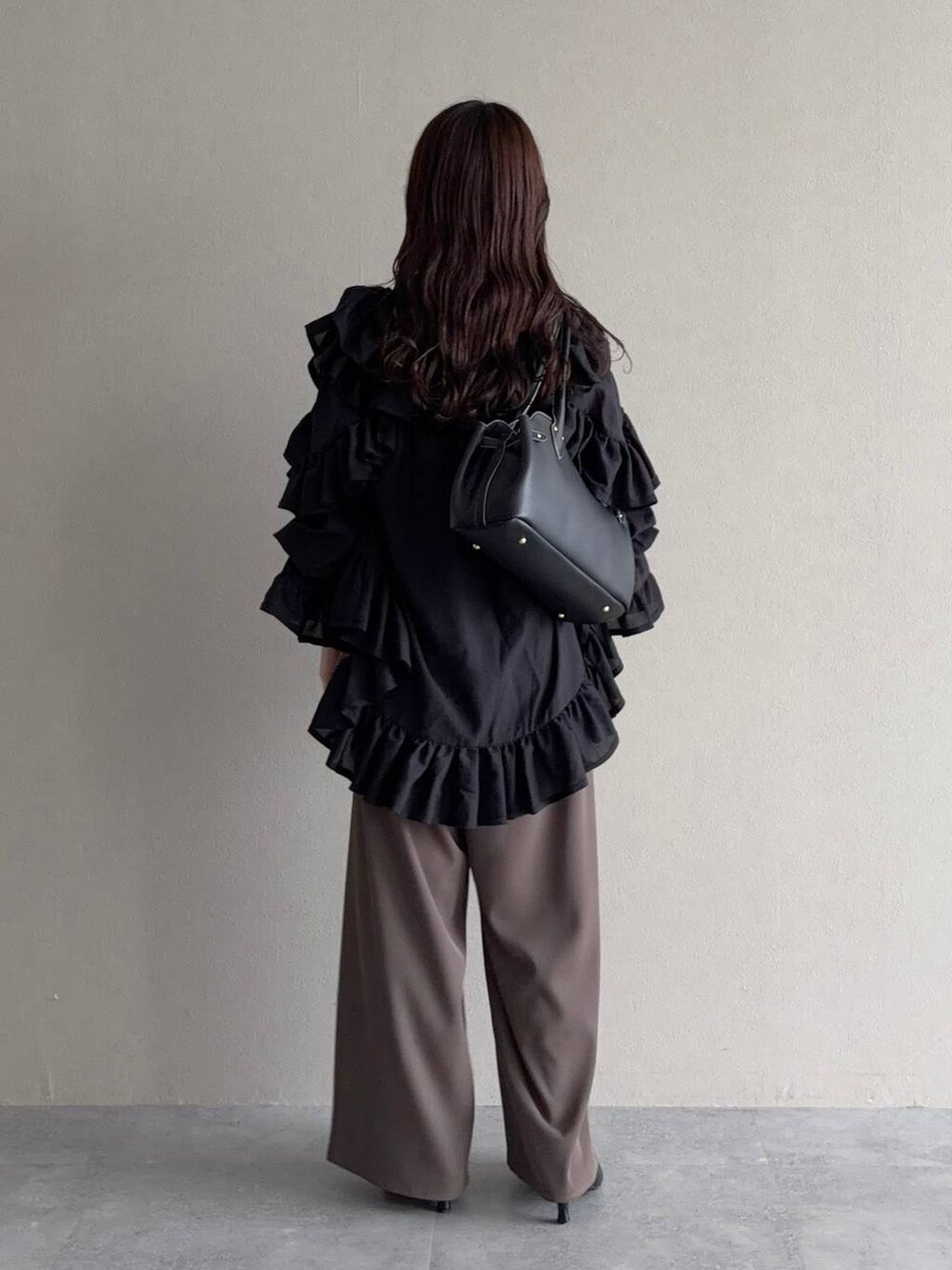 ブラック系のサンダル、ブラック系のシャツ/ブラウス、ベージュ系のパンツドレスを着用したレディースの春コーディネートの2枚目の写真