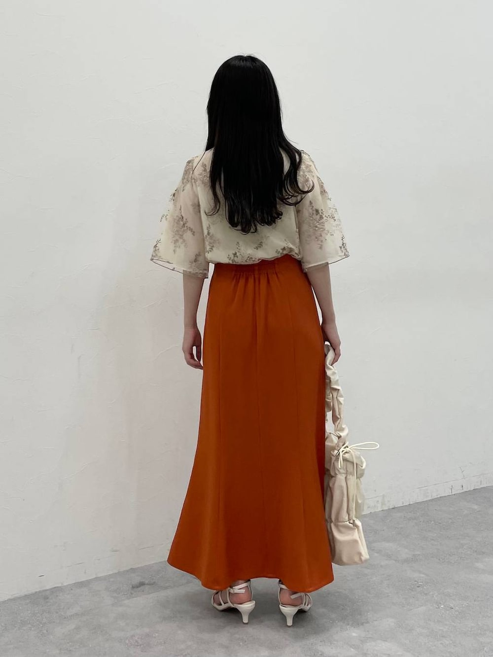 ホワイト系のショルダーバッグ、ホワイト系のシャツ/ブラウス、ホワイト系のサンダルを着用したレディースの春コーディネートの2枚目の写真