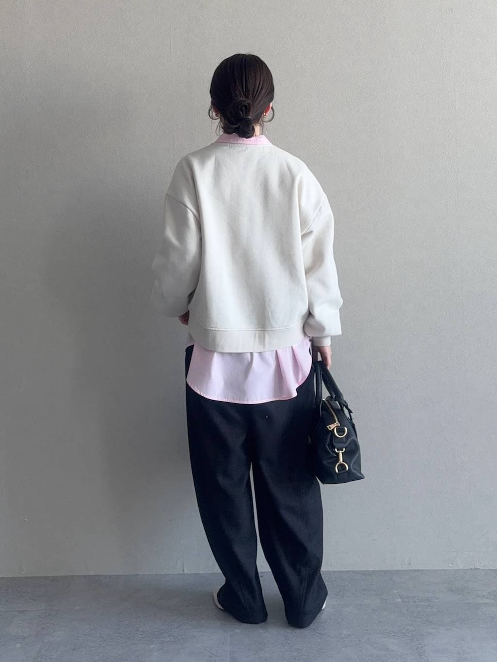 ブラック系のボストンバッグ、ピンク系のシャツ/ブラウス、ホワイト系のスウェットを着用したレディースの春コーディネートの2枚目の写真