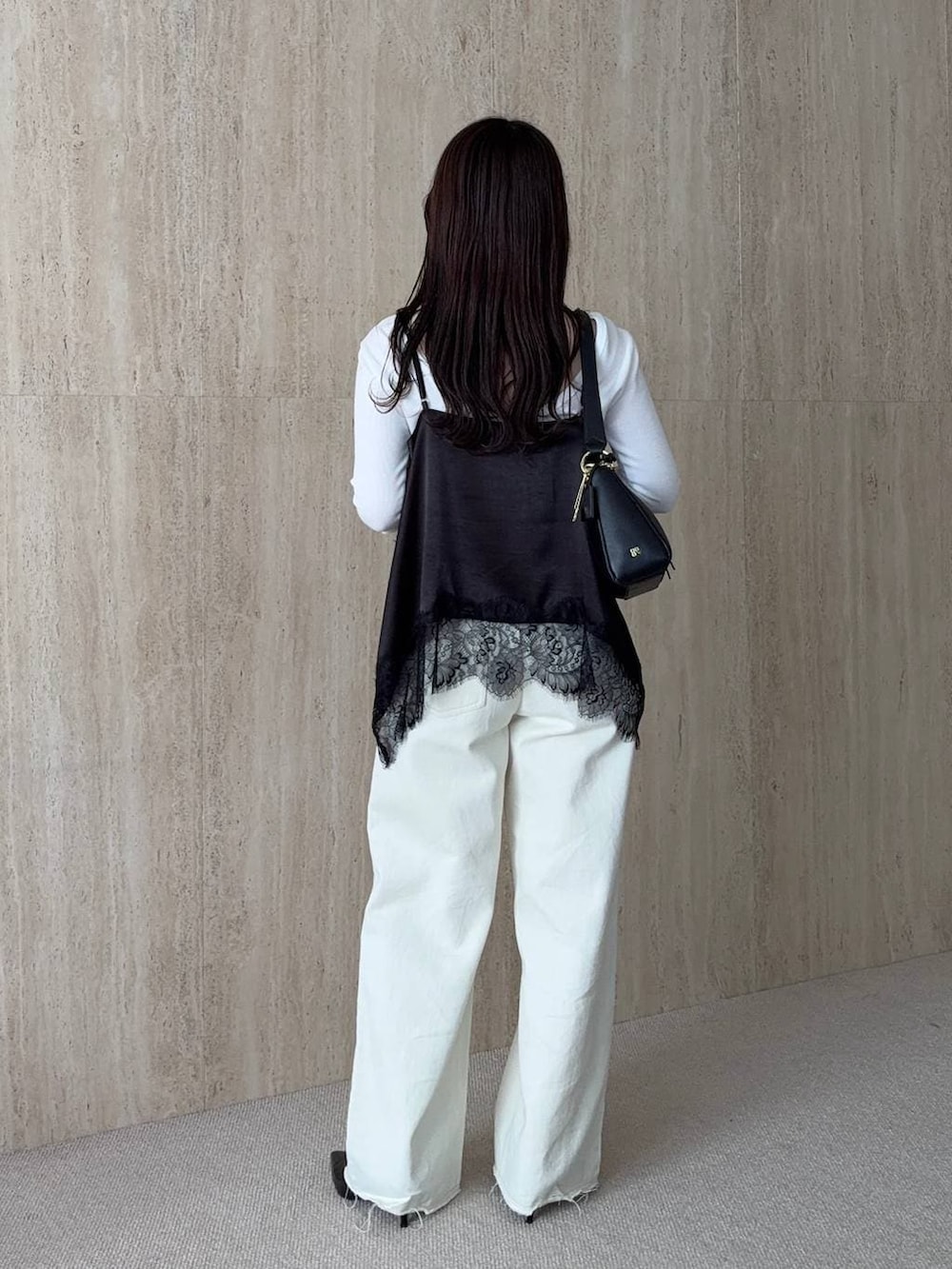 ブラック系のサンダル、ブラック系のキャミソール、ブラック系のショルダーバッグを着用したレディースの春コーディネートの2枚目の写真