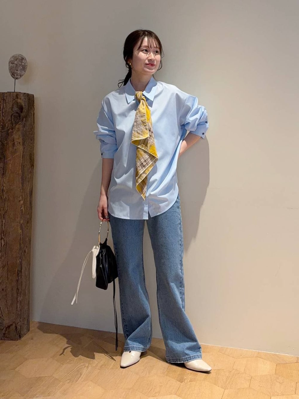 ブルー系のシャツ/ブラウス、ブルー系のデニムパンツ、ホワイト系のサンダルを着用したレディースの冬コーディネートの4枚目の写真