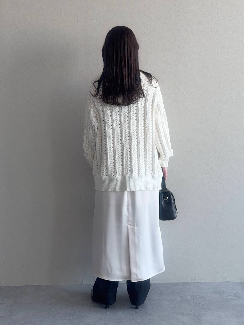 ホワイト系のTシャツ/カットソー、ブラック系のサンダル、ブラック系のその他パンツを着用したレディースの春コーディネートの2枚目の写真