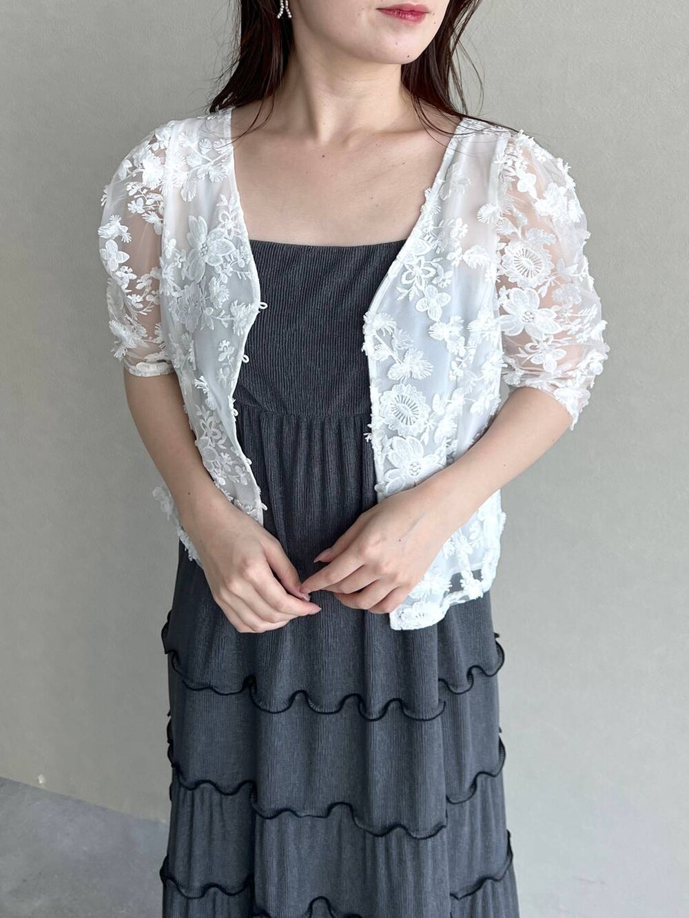 ブラウン系のショルダーバッグ、ホワイト系のサンダル、ホワイト系のシャツ/ブラウスを着用したレディースの夏コーディネートの3枚目の写真