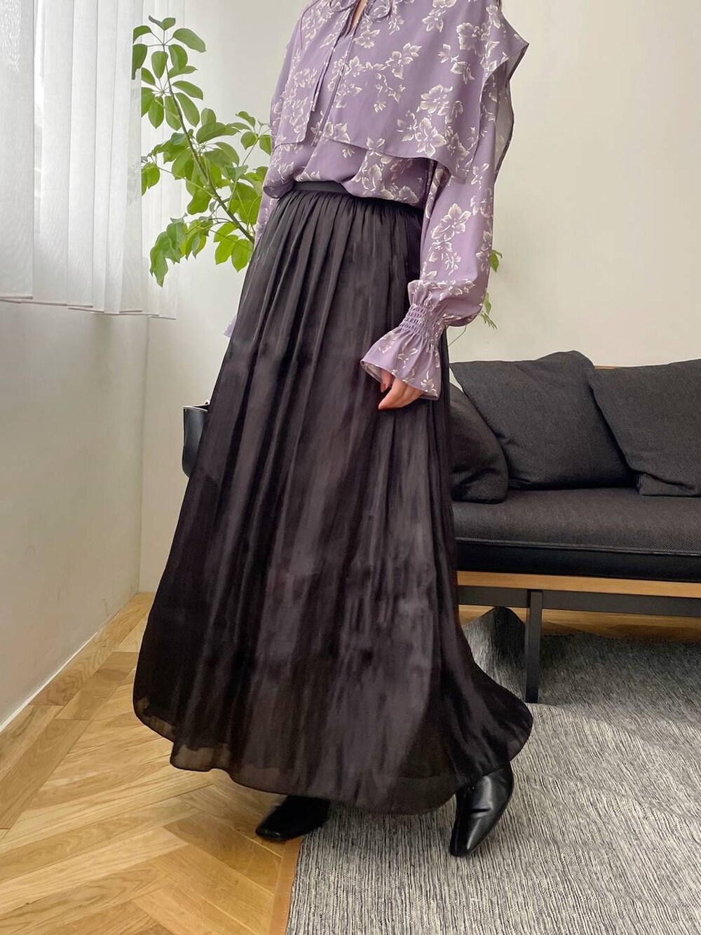 ブラック系のハンドバッグ、ブラック系のブーツ、ブルー系のシャツ/ブラウスを着用したレディースの秋コーディネートの4枚目の写真