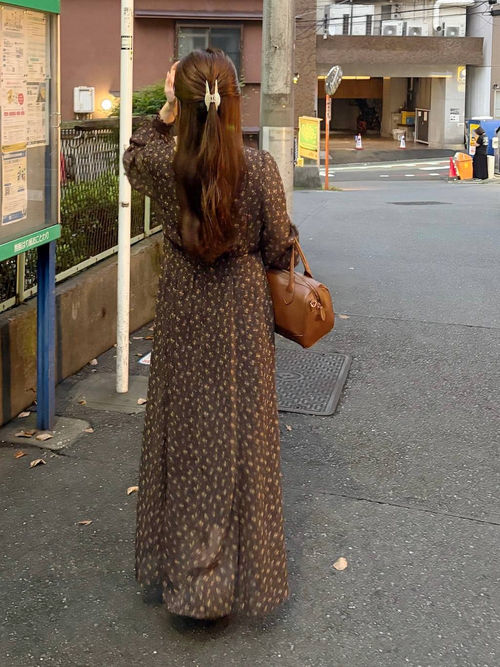 ブラウン系のワンピースを着用したレディースの秋コーディネートの5枚目の写真