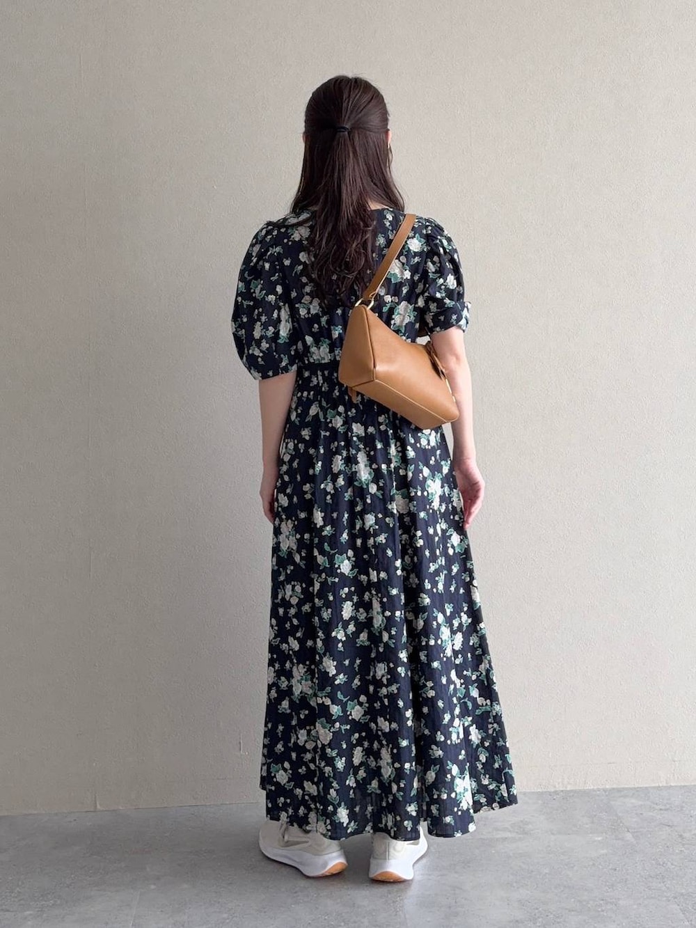 ホワイト系のキャミソール、イエロー系のショルダーバッグ、ブルー系のワンピースを着用したレディースの春コーディネートの2枚目の写真