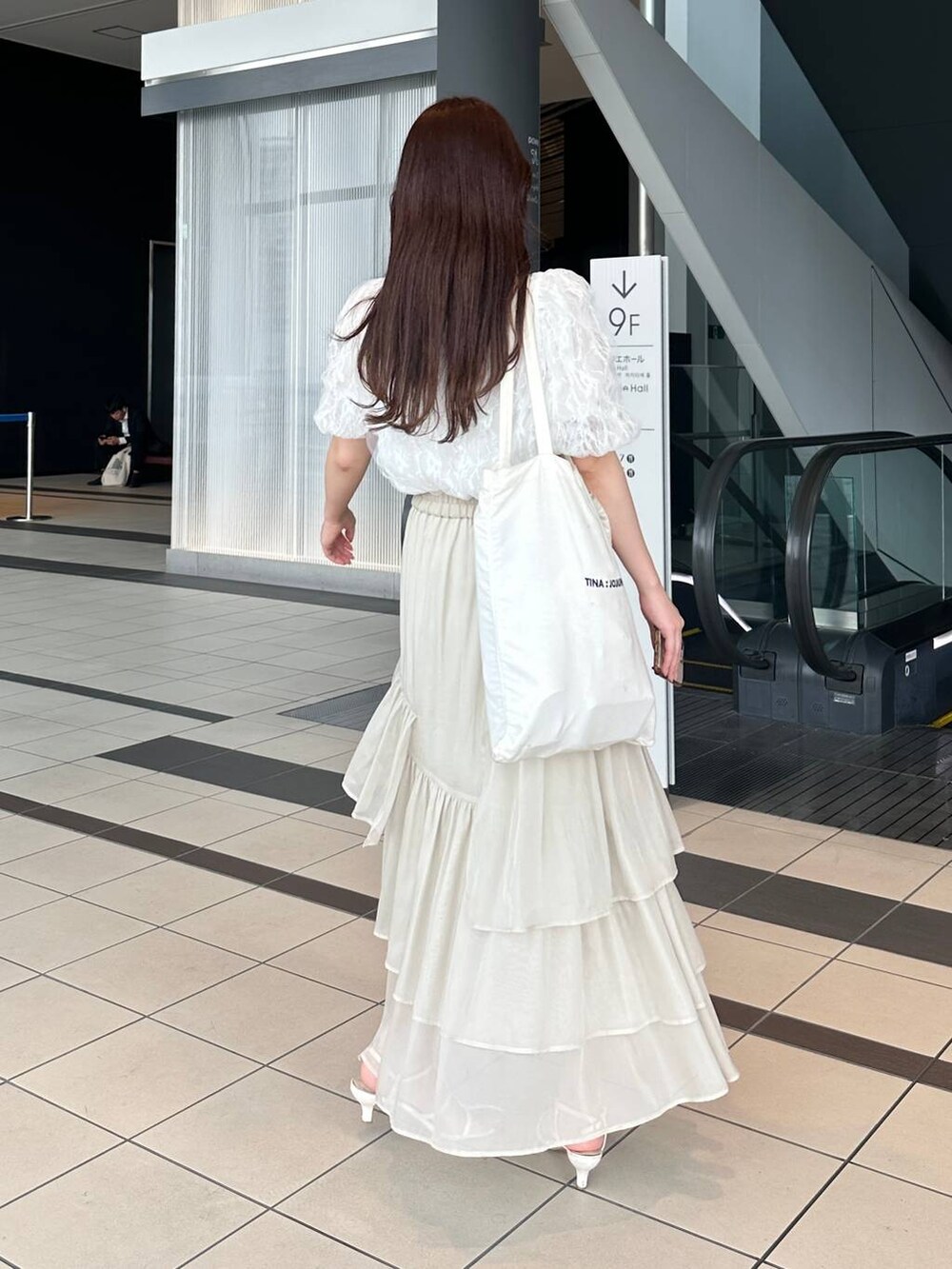 ホワイト系のスカート、ホワイト系のサンダル、ホワイト系のシャツ/ブラウスを着用したレディースの夏コーディネートの3枚目の写真