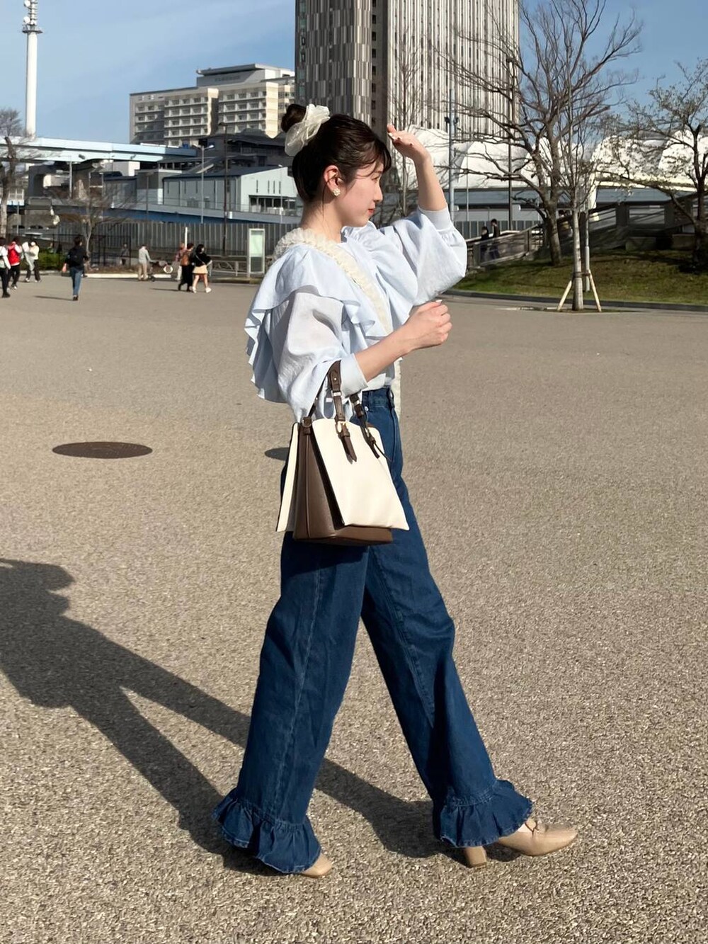 ブルー系のシャツ/ブラウス、ホワイト系のトートバッグ、その他のスマホケース/カバーを着用したレディースの春コーディネートの2枚目の写真