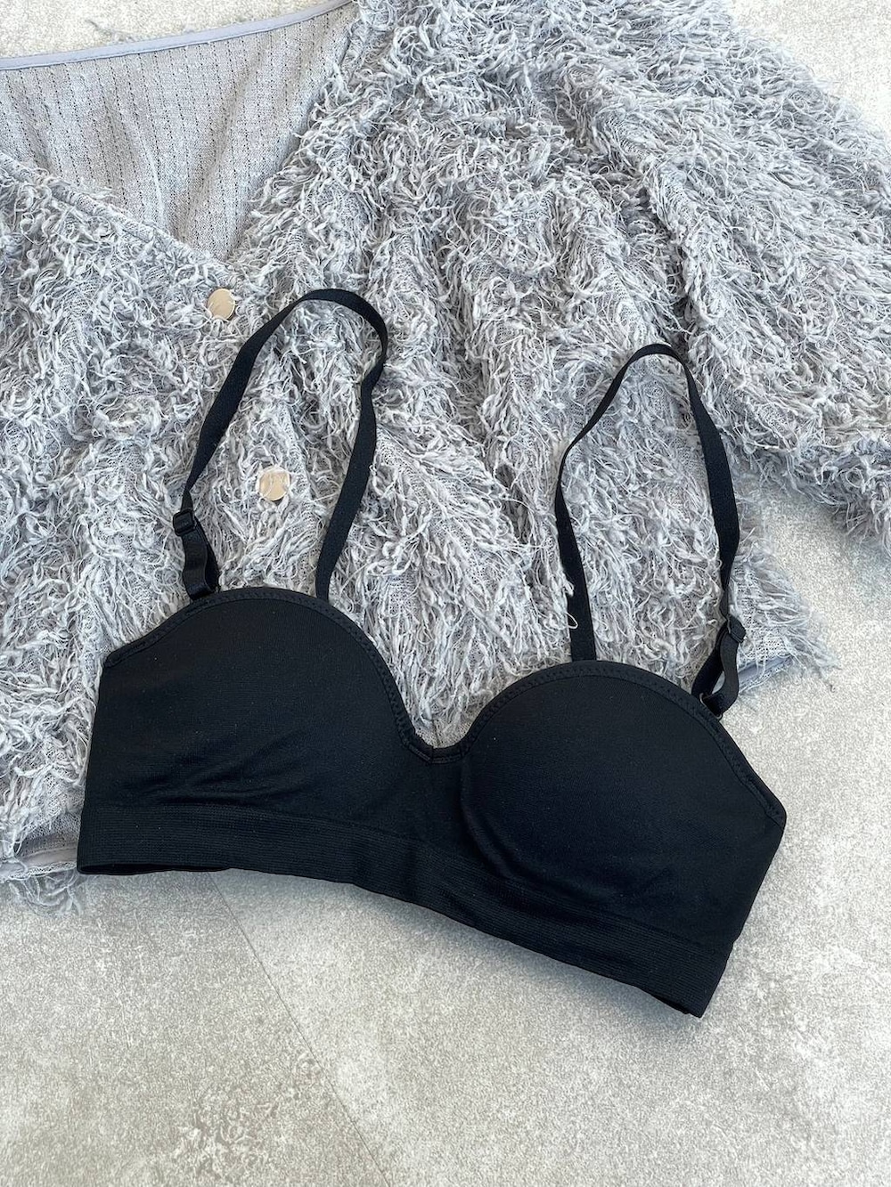 ブラック系のパンプス、ピンク系のドレス、ブラック系のショルダーバッグを着用したレディースの夏コーディネートの4枚目の写真