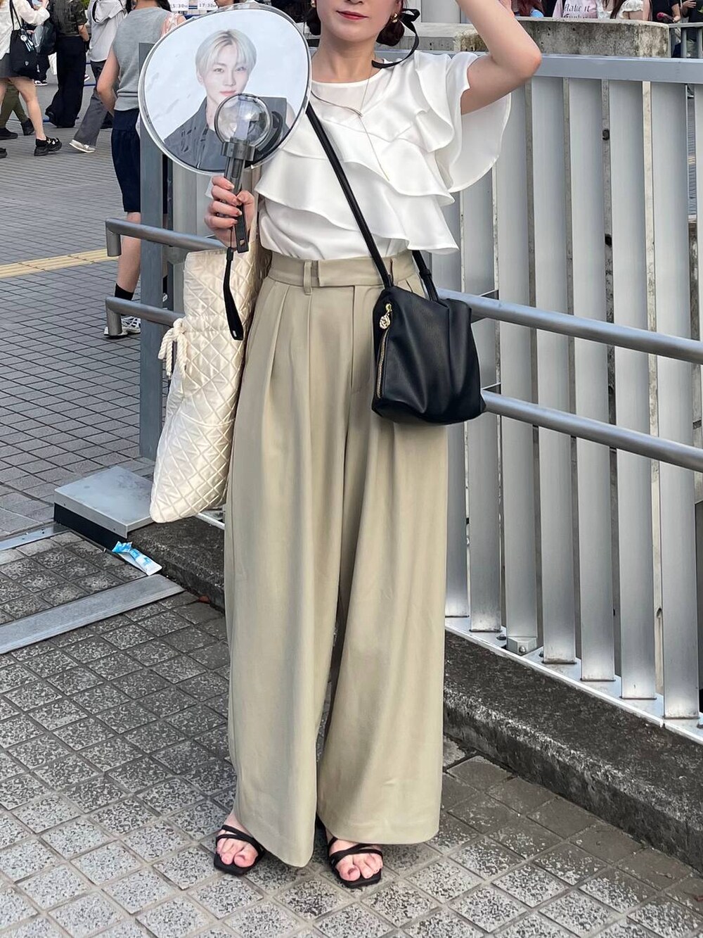 ホワイト系のシャツ/ブラウスを着用したレディースの夏コーディネートの3枚目の写真