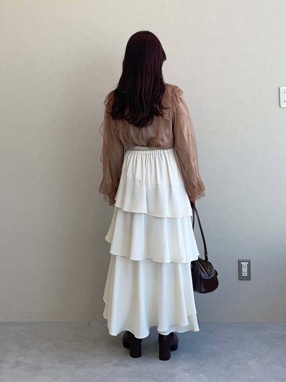 ブラウン系のブーツ、ベージュ系のシャツ/ブラウス、ホワイト系のスカートを着用したレディースの秋コーディネートの2枚目の写真