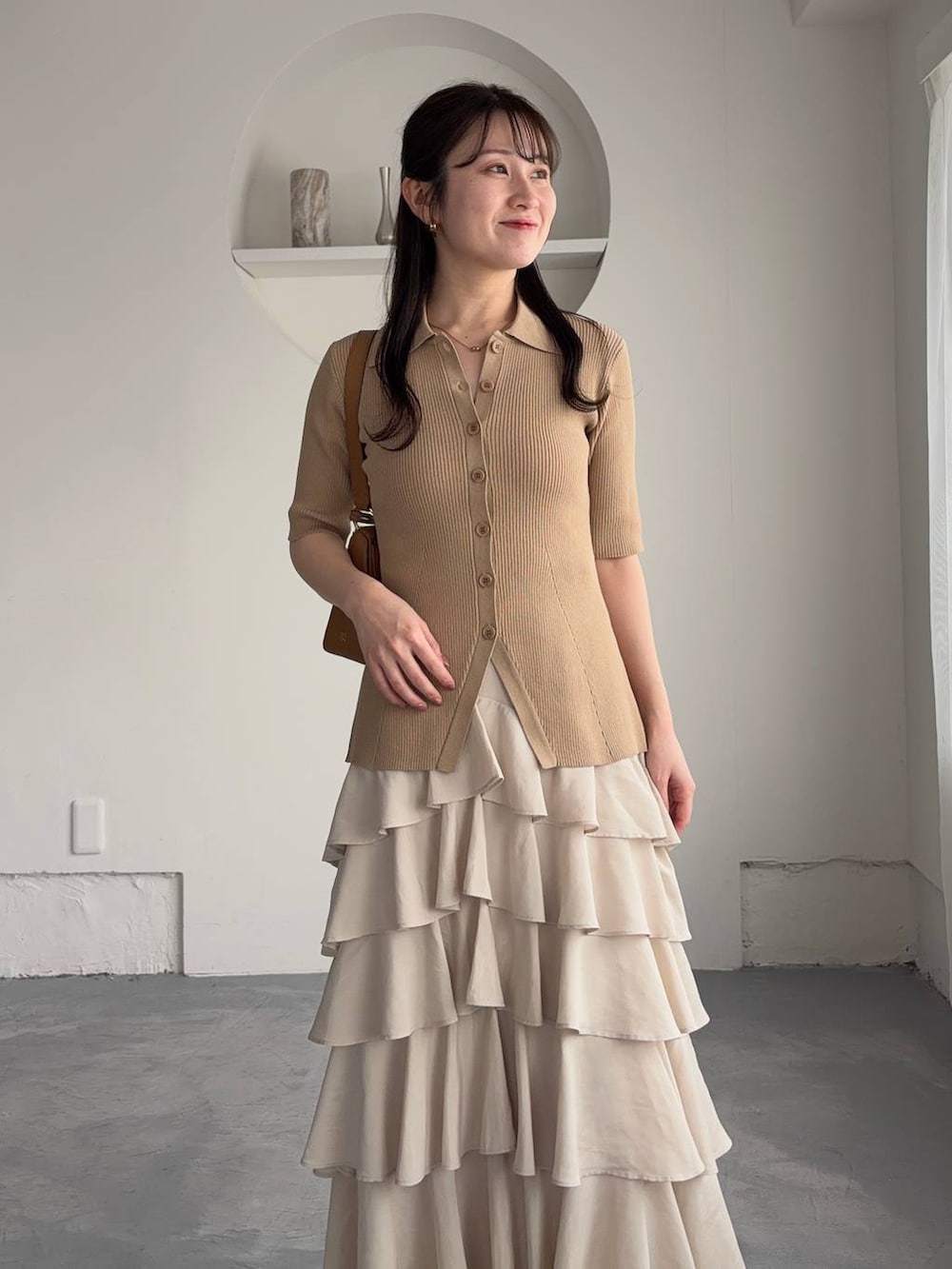 ブラウン系のサンダル、イエロー系のショルダーバッグ、ベージュ系のカーディガン/ボレロを着用したレディースの春コーディネートの3枚目の写真