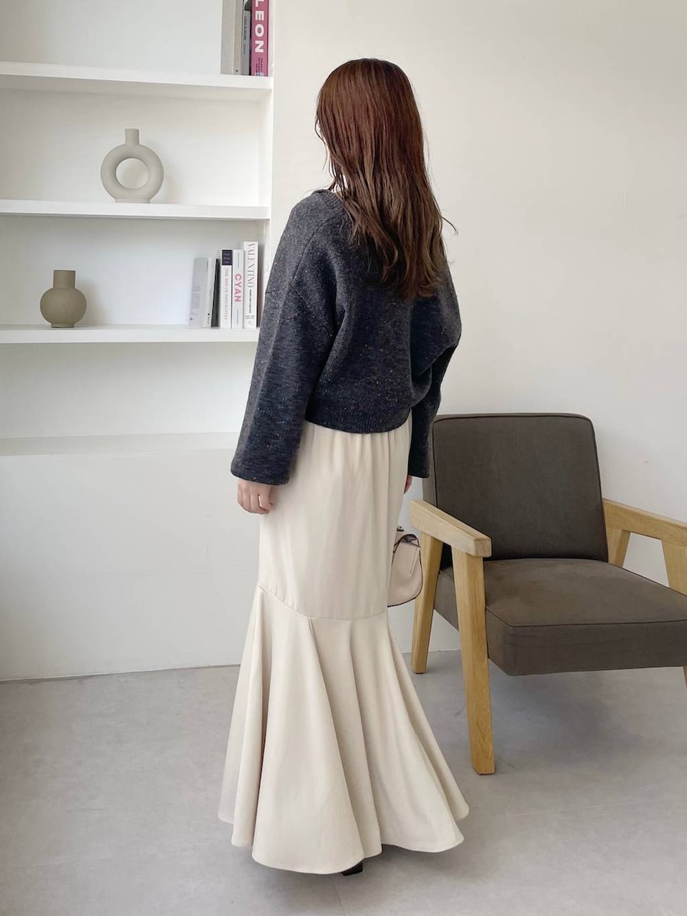 ホワイト系のチェスターコート、ホワイト系のハンドバッグ、グレー系のブーツを着用したレディースの秋コーディネートの7枚目の写真