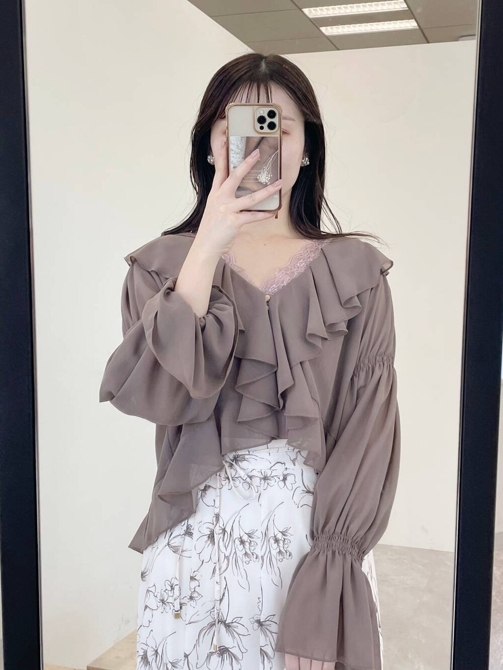 ピンク系のタンクトップ、ブラウン系のシャツ/ブラウス、ベージュ系のパンプスを着用したレディースの冬コーディネートの5枚目の写真