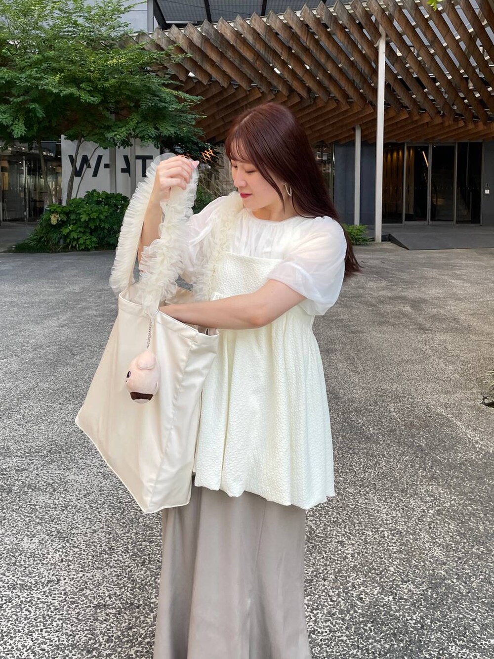 ホワイト系のその他トップス、ホワイト系のシャツ/ブラウス、ホワイト系のサンダルを着用したレディースの夏コーディネートの5枚目の写真