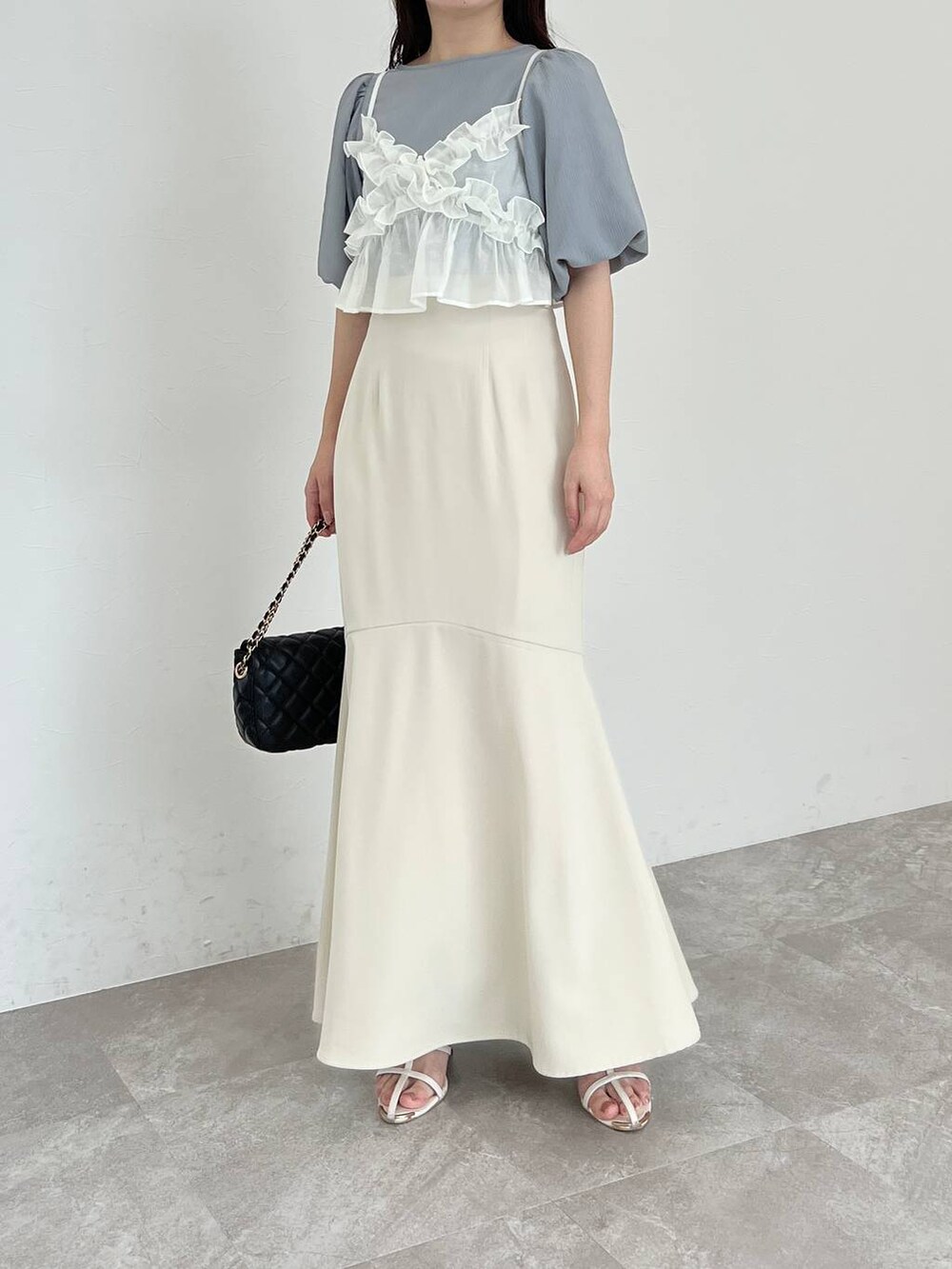 ブルー系のシャツ/ブラウス、ホワイト系のシャツ/ブラウス、ブラック系のショルダーバッグを着用したレディースの夏コーディネートの4枚目の写真