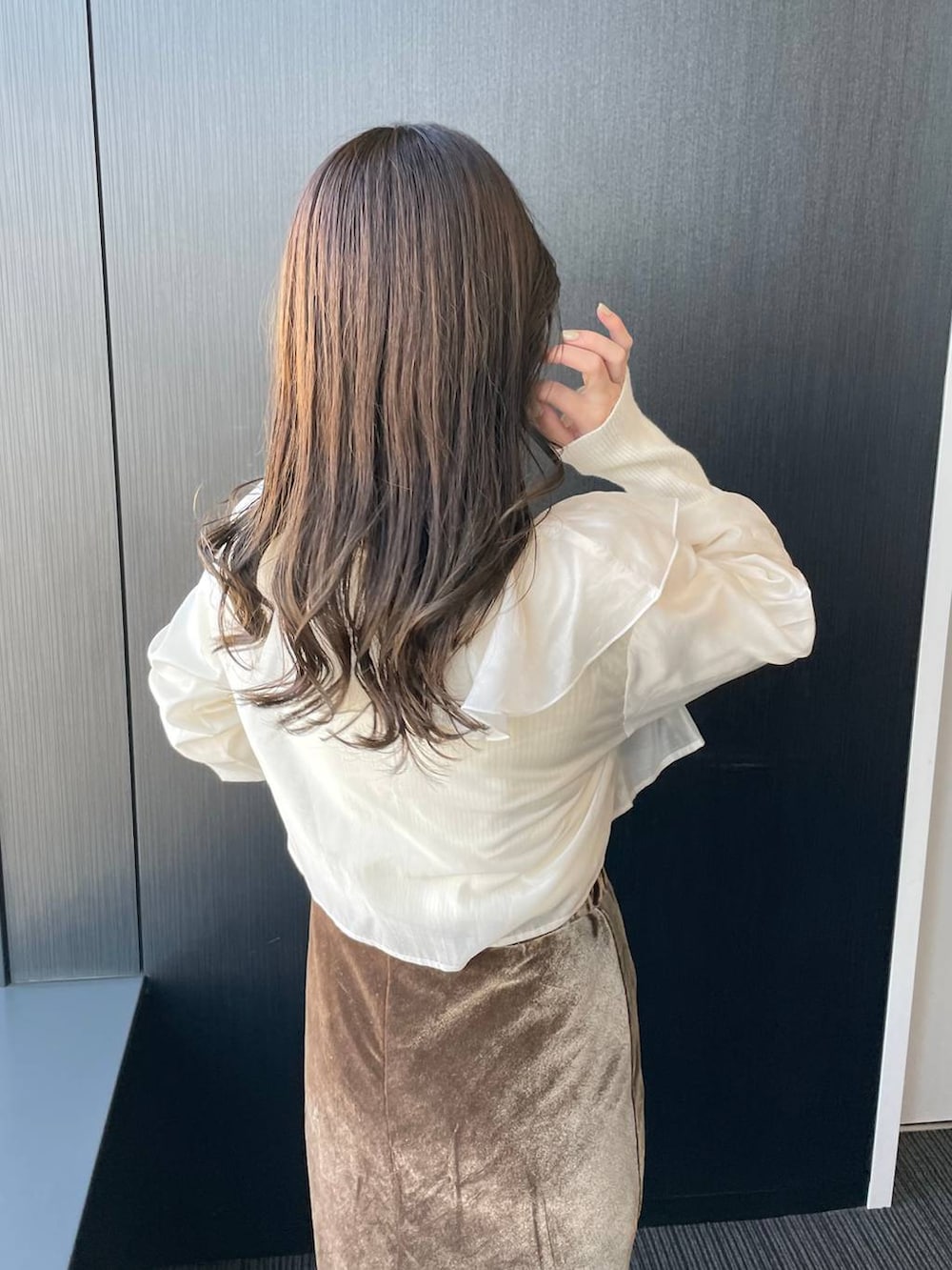 ブラウン系のスカート、ホワイト系のシャツ/ブラウス、ゴールド系のネックレスを着用したレディースの秋コーディネートの5枚目の写真