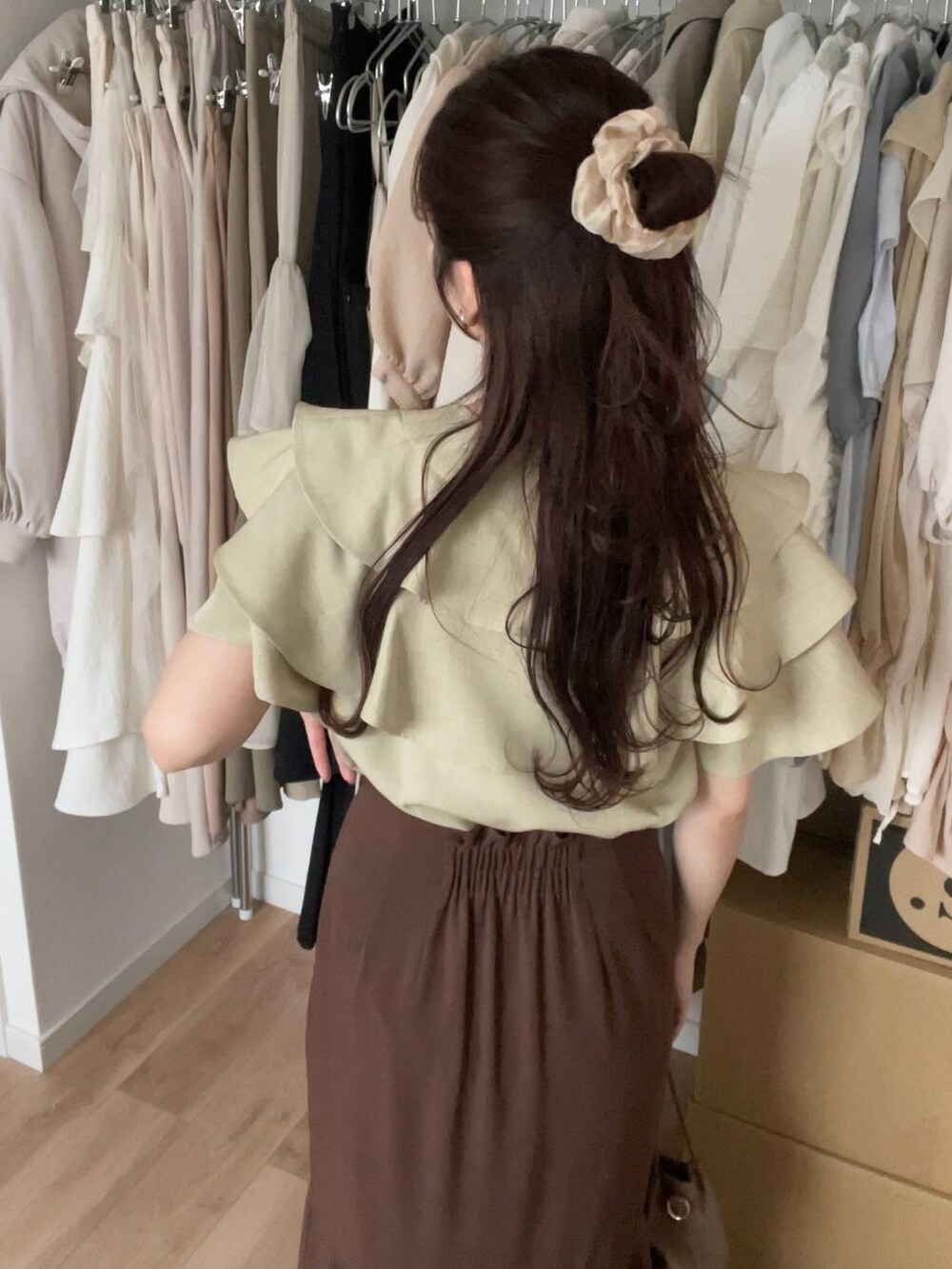 グリーン系のシャツ/ブラウス、その他のネックレスを着用したレディースの春コーディネートの3枚目の写真