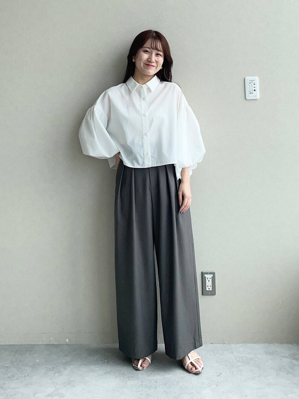 グレー系のその他パンツ、ホワイト系のシャツ/ブラウス、ホワイト系のサンダルを着用したレディースの夏コーディネートの4枚目の写真