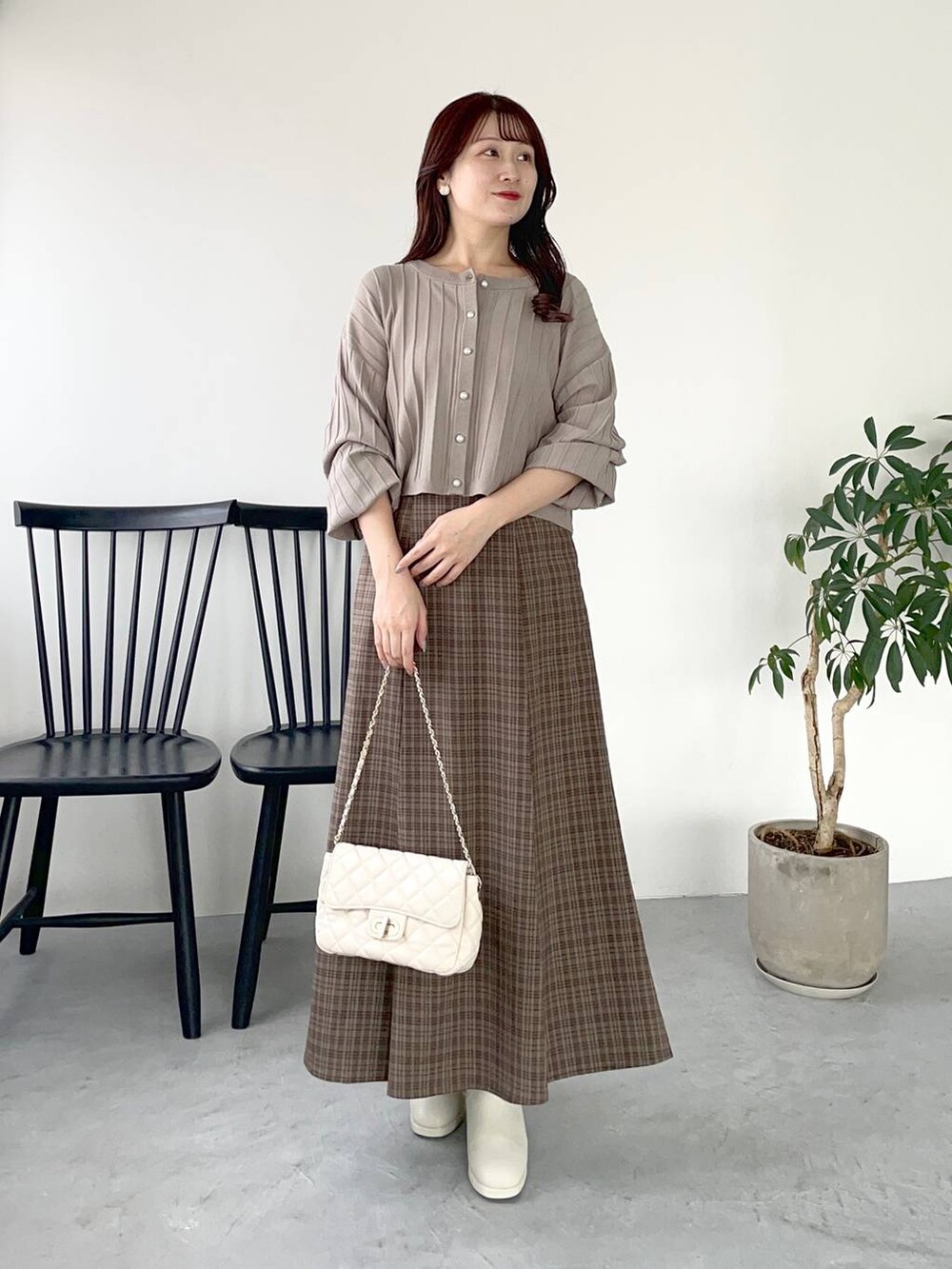 ホワイト系のブーツ、ブラウン系のスカート、ベージュ系のカーディガン/ボレロを着用したレディースの夏コーディネートの2枚目の写真