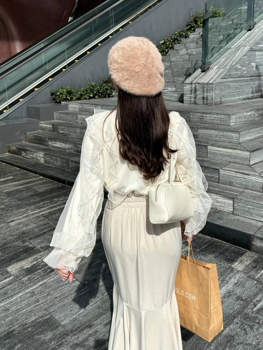 ホワイト系のシャツ/ブラウス、ホワイト系のスカートを着用したレディースの秋コーディネートの5枚目の写真