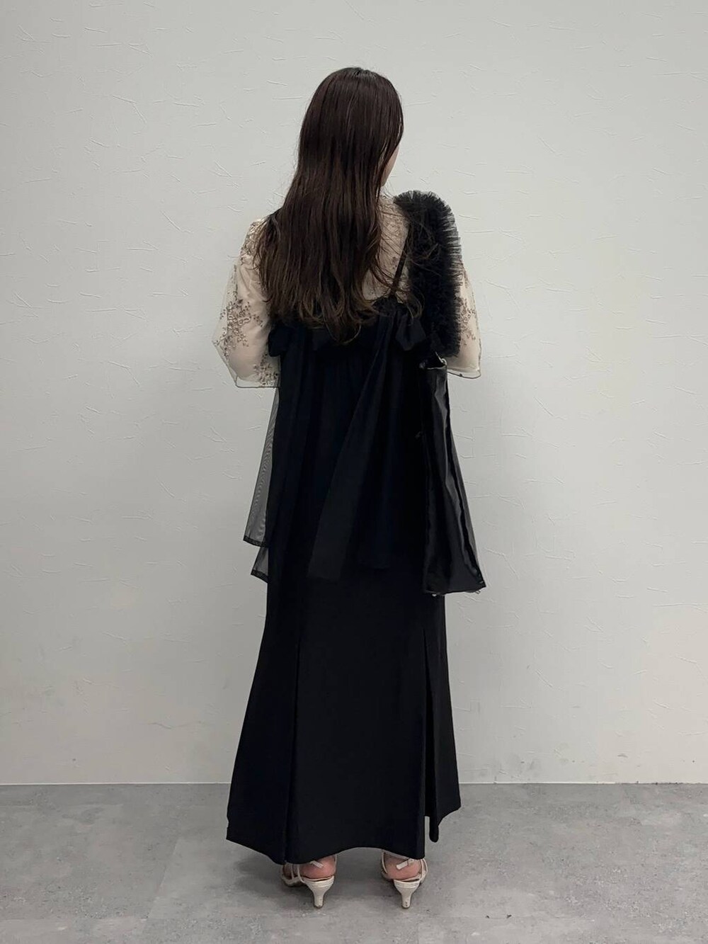 ホワイト系のシャツ/ブラウス、ホワイト系のサンダル、ブラック系のワンピースを着用したレディースの夏コーディネートの3枚目の写真