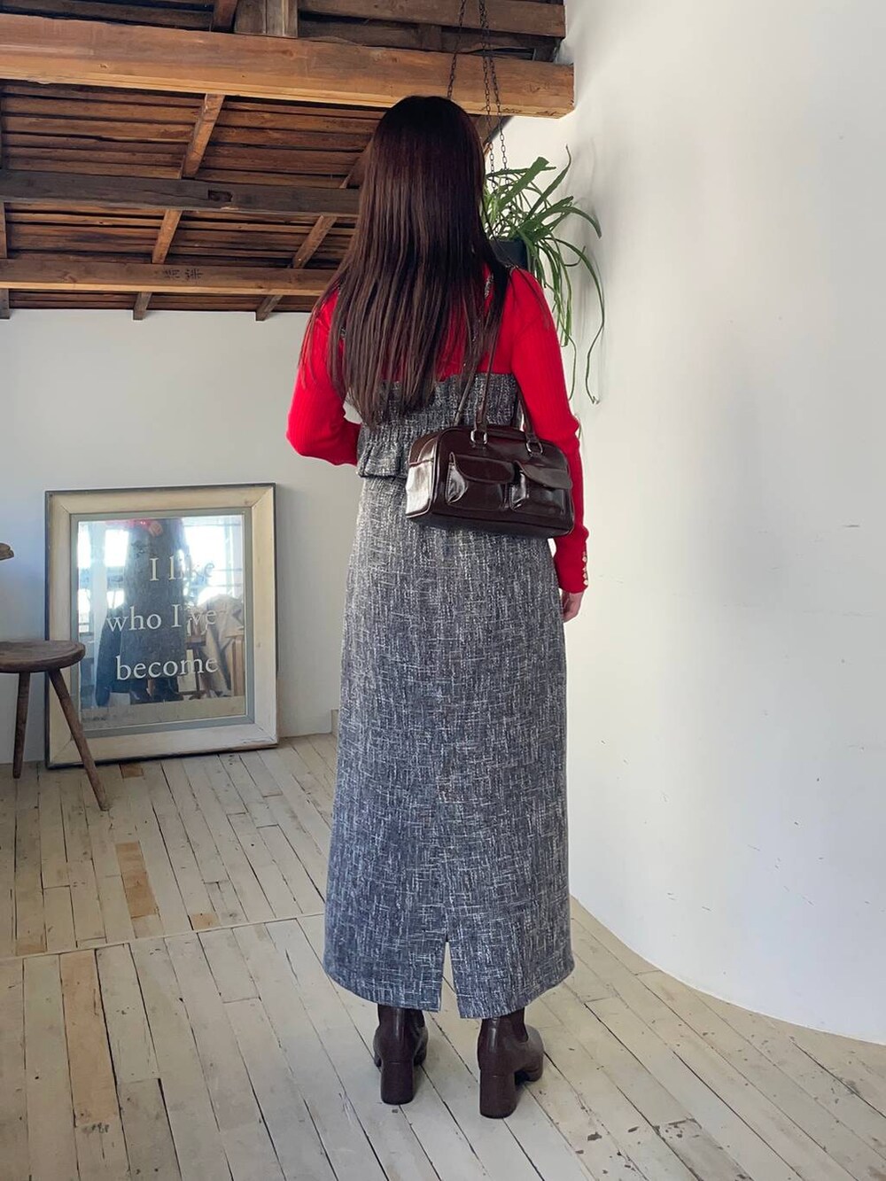 ブラック系のピーコート、ブラウン系のブーツ、レッド系のニット/セーターを着用したレディースの秋コーディネートの4枚目の写真