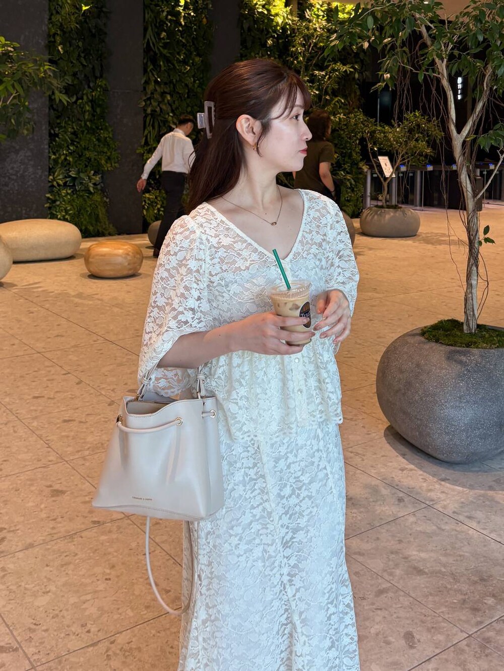 ホワイト系のシャツ/ブラウス、ホワイト系のスカートを着用したレディースの夏コーディネートの2枚目の写真