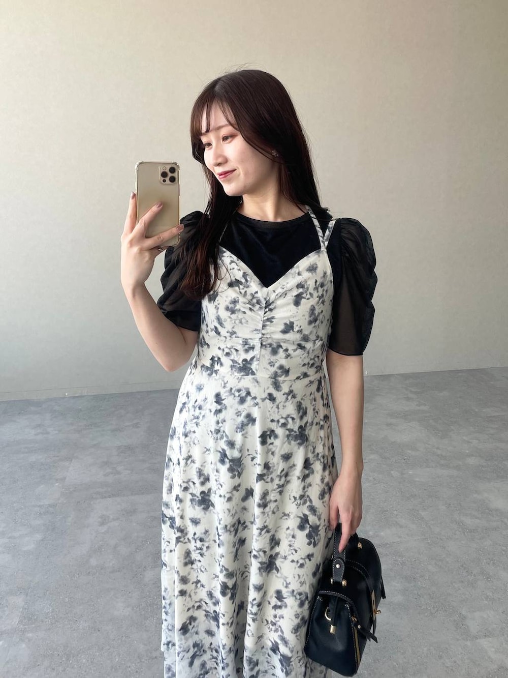 「モテ、デート/ロマンティック、mysty woman、キャミワンピース、パンプス、夏コーデ、フェミニン、低身長」｜「mysty womanのラメシアーギャザースリーブプルオーバー　453391（Tシャツ/カットソー、ブラック系）」を使った、MiOさん（レディース・155cm）の春コーディネートの2枚目の写真