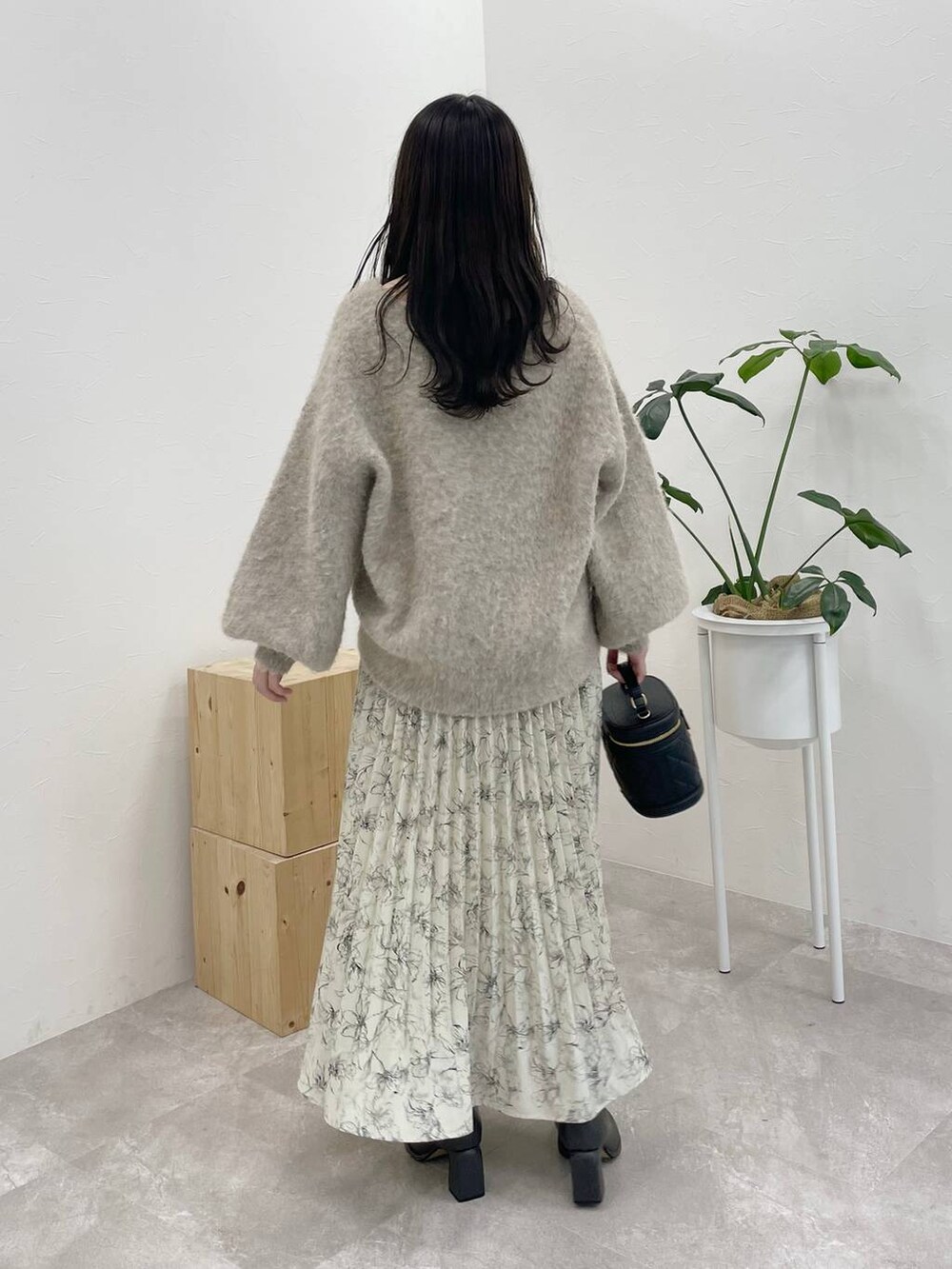 ホワイト系のタンクトップ、グレー系のブーツ、ブラウン系のカーディガン/ボレロを着用したレディースの冬コーディネートの2枚目の写真